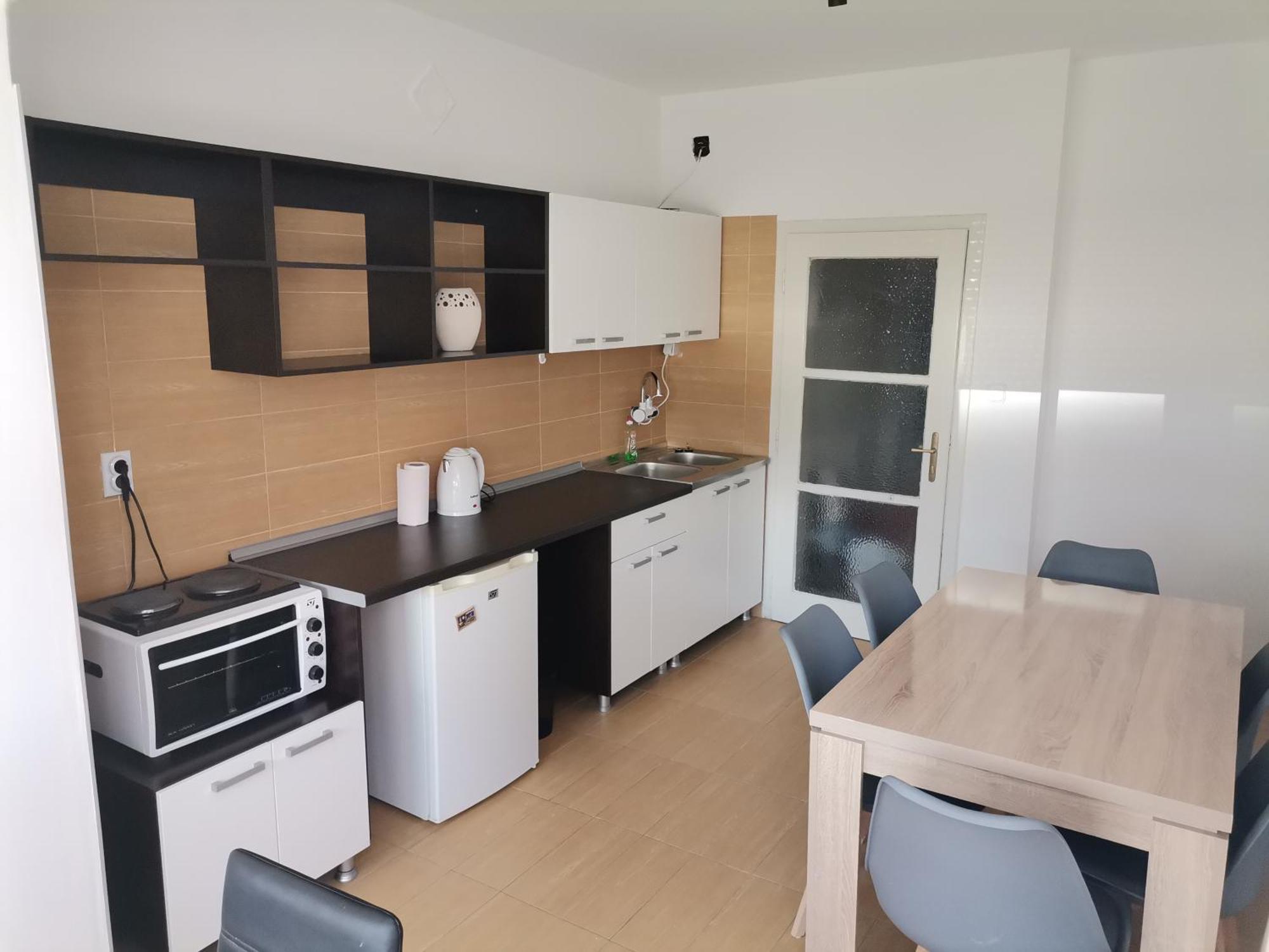 Calla 5 Apartment: Central Square Living with Secure Parking Skopje Exterior photo